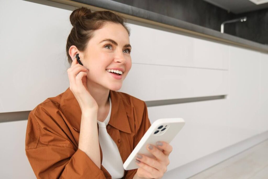 chica con el movil y auriculares